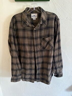 🌼 Northeast Outfitters Olive & Black Plaid Button-Up Shirt
